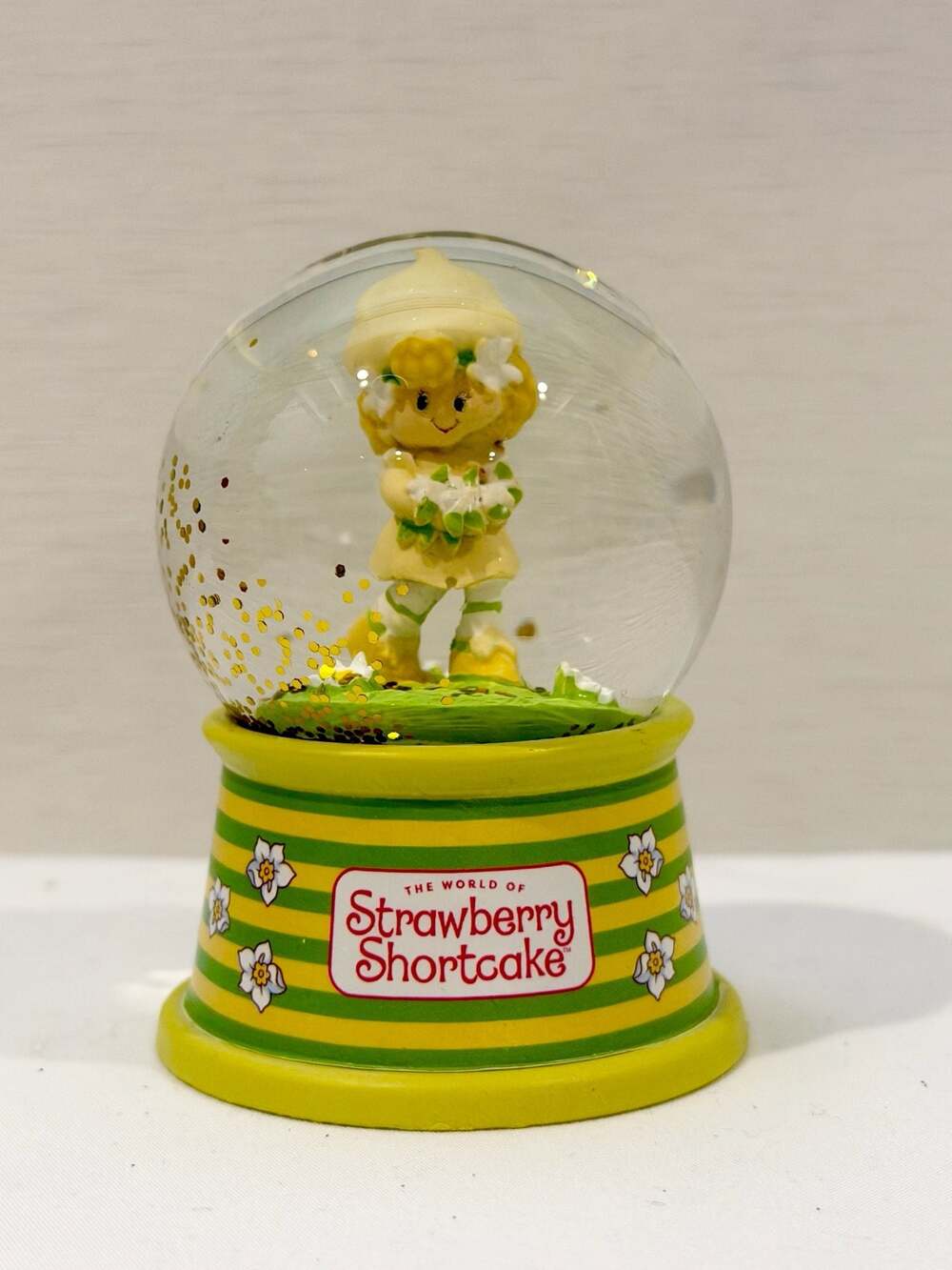 The Wonderful World Of Strawberry Shortcake Lemon Meringue Mini Snow Globe